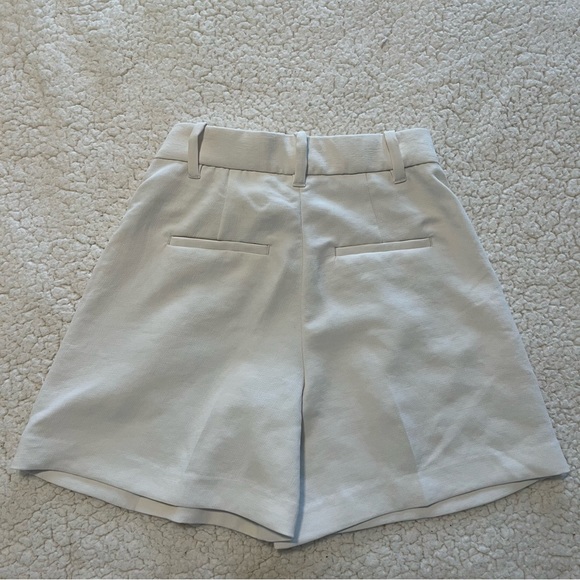 Wilfred Effortless Shorts (Light Birch) - Picture 2 of 3